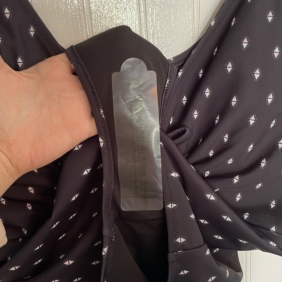 OLD NAVY Front Cutout One-Piece Swim Bathing Suit Geometric Print Size 2X NWT - Picture 10 of 13